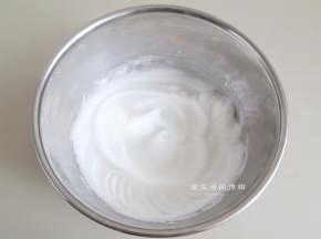 蛋白里分3次加入细砂糖搅打至出现短小直角的状态，打发好蛋白后，烤箱开始上下管115度预热。