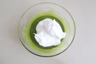 取1/3的蛋白放入抹茶糊里拌匀，手法轻柔以免消泡。