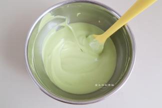 将抹茶面糊倒入剩余的蛋白里，用刮刀翻拌均匀，拌好的面糊装入裱花袋里面。