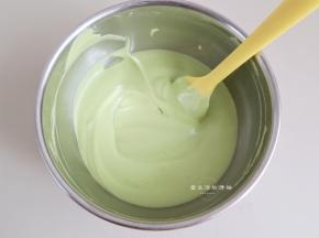 将抹茶面糊倒入剩余的蛋白里，用刮刀翻拌均匀，拌好的面糊装入裱花袋里面。