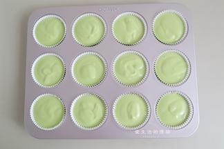 杯子蛋糕模具里面放入纸杯模具，挤入面糊，这里的量正好装12个。