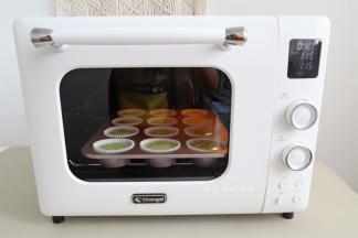 把杯子蛋糕模具放入长帝小馋猫烤箱中层，上下火115度烤45分钟，转125度烤15分钟，关火焖5分钟即可出炉，烤制时间要参考自己的烤箱，最后时间可根据状态加时，前面的45分钟是烤定型，后面是上色和确保熟透。