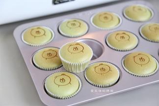 放凉的杯子蛋糕不开裂不塌陷，组织绵密细腻，口感十分轻盈，抹茶的香气很清新，口味老少皆宜。