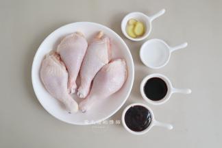 准备好材料，叉烧酱直接购买就行，看自己喜欢的牌子来买，叉烧酱能增香增色，这样也不需要自己买很多食材回来调配，买个半斤装的就够烤好几次了。