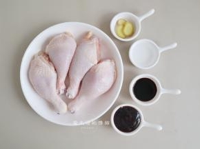 准备好材料，叉烧酱直接购买就行，看自己喜欢的牌子来买，叉烧酱能增香增色，这样也不需要自己买很多食材回来调配，买个半斤装的就够烤好几次了。