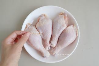 鸡腿洗净后，用牙签在鸡腿上扎一遍，两面都要扎，力度大一点，这一步会让鸡腿更易吸收酱汁入味。