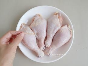 鸡腿洗净后，用牙签在鸡腿上扎一遍，两面都要扎，力度大一点，这一步会让鸡腿更易吸收酱汁入味。