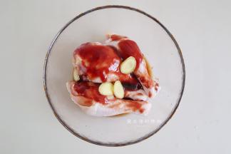 鸡腿放入大碗里，把所有材料倒入碗里，用手抓匀一下，轻轻按摩吸收均匀。