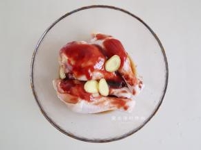 鸡腿放入大碗里，把所有材料倒入碗里，用手抓匀一下，轻轻按摩吸收均匀。