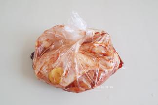 准备好一个保鲜袋，把鸡腿连同酱料一起倒入袋里，封起袋口放入冰箱冷藏4小时腌制入味，要是条件可以就冷藏过夜，会更入味。