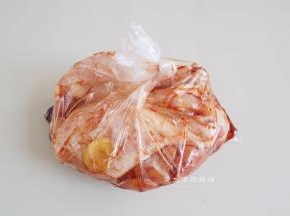 准备好一个保鲜袋，把鸡腿连同酱料一起倒入袋里，封起袋口放入冰箱冷藏4小时腌制入味，要是条件可以就冷藏过夜，会更入味。