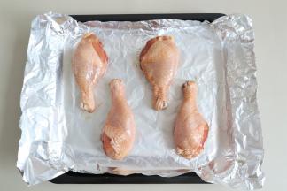 烤盘上放上锡纸，亚光面朝上，把腌制好的鸡腿放在上面，烤箱上下管190度预热好。