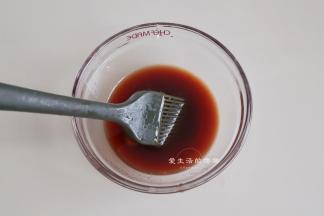 剩下的酱汁装入碗里，加入2勺蜂蜜拌匀成秘制酱汁，用刷子刷在鸡腿上。