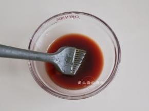 剩下的酱汁装入碗里，加入2勺蜂蜜拌匀成秘制酱汁，用刷子刷在鸡腿上。