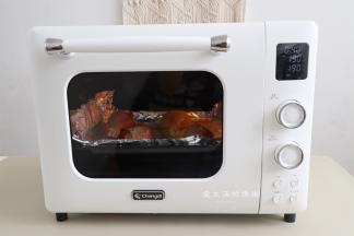 长帝小馋猫烤箱预热好后，把鸡腿放入烤箱中层烤190度烤30分钟左右，期间取出来翻面，再刷2次酱汁即可，用的烤箱温度和时间仅供参考，实际以自己烤箱脾气为主，可以加减时间，以鸡翅熟透并上色均匀即可。