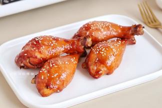 最后5分钟，取出来撒上熟的白芝麻，再入烤箱就可以出炉了。