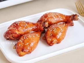 最后5分钟，取出来撒上熟的白芝麻，再入烤箱就可以出炉了。