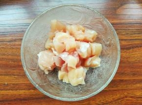 鸡肉洗净后切成小块，放入碗中。
