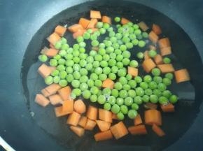 锅内烧开水，下入豌豆胡萝卜丁焯熟（约两分钟），捞出过凉水，沥干水分备用。