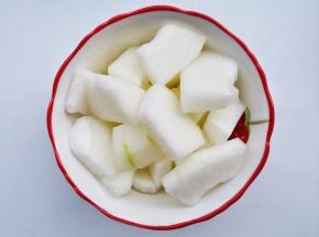 冬瓜去皮切块。