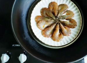 虾洗净去须去虾线上锅蒸熟加生抽料酒腌制一下。