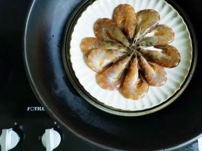 虾洗净去须去虾线上锅蒸熟加生抽料酒腌制一下。