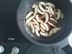 香菇洗净切片焯2分钟捞出备用，葱切花，姜切丝。