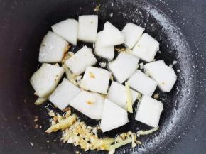 锅中加一点点油，爆香姜蒜末，放入冬瓜炒软，