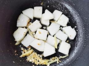 锅中加一点点油，爆香姜蒜末，放入冬瓜炒软，