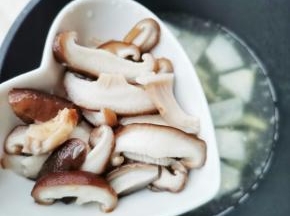 加入香菇，