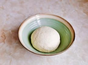 再揉成光滑的面团，盖上保鲜膜进行发酵。(发酵过程中保持面团的湿度)