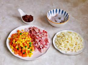 准备馅料，两个披萨的量哈，一个牛肉酱虾仁，一个番茄培根。