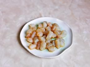虾仁处理好后切小块，加入生抽，料酒抓拌均匀，腌制10分钟。