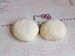 发酵好的面团，分两等份揉圆，盖上保鲜膜醒10分钟。