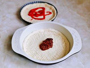 涂上牛肉酱，另一个涂上番茄酱。