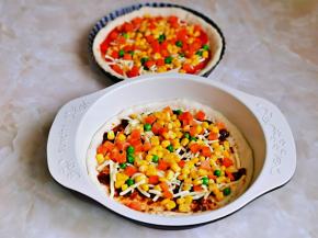 再分别撒上一层时蔬。