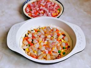 再放上腌制好的虾仁，一个放上培根碎。