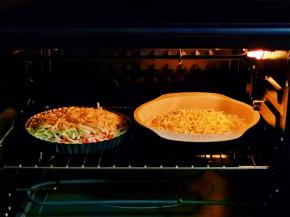 披萨盘入中层的烤网上，上下管190度烤20分钟。(时间仅供参考，具体请根据自家烤箱性能另定)