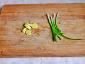 葱姜去皮切好。