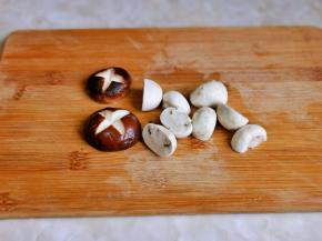 香菇洗干净去根切十字花，白蘑菇洗干净一切二。