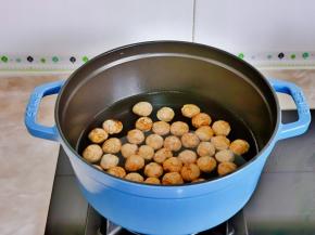 板栗我买的时候店家帮剥的，洗干净后水里煮一下，冷水下锅烧开捞出。