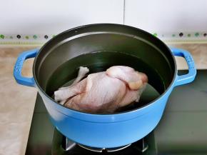 半只鸡焯水，冷水下锅，大火烧开，捞出冷水冲洗干净。