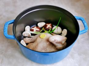 加入葱姜，香菇与白蘑菇。