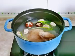 加入纯净水，适量多一点，水量一次加足。