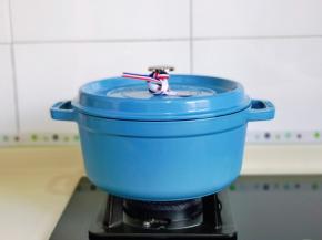 盖上盖子烧开转小火熬30分钟左右。