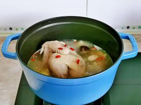 加入洗干净的枸杞中火熬5分钟关火。