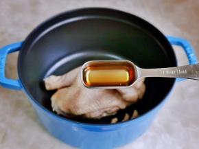 焯水的鸡放入锅中，加入料酒。