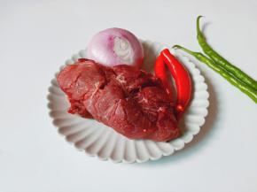 做干锅牛肉准备洋葱与青红辣椒。