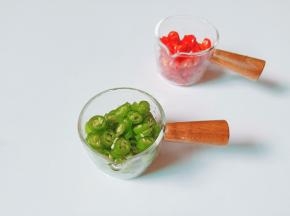 青红辣椒分别切成小丁。