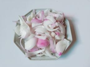 洋葱切成细丝。